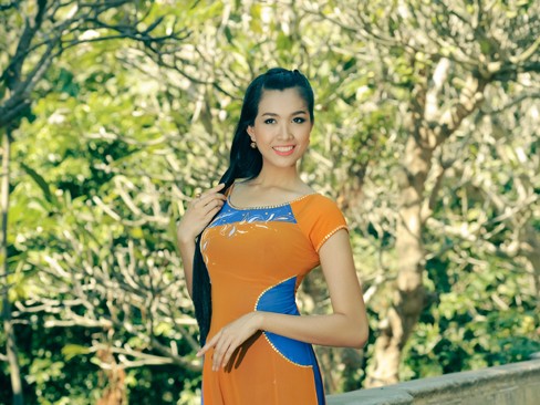 Lệ Hằng rực rỡ nhan sắc dưới nắng xuân