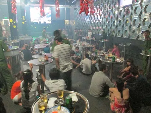 200 cảnh sát đột kích quán bar lúc rạng sáng