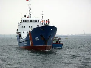 35 thuyền viên thoát chết, trở về từ tâm bão