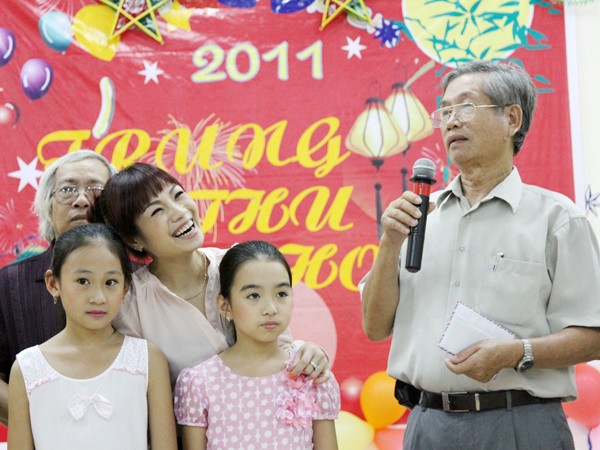 Ngọc Khuê tìm thấy niềm vui trong công tác từ thiện. Ảnh: Nguyễn Mạnh Hà