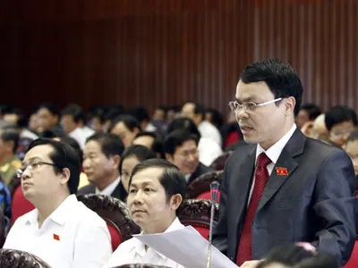 Đại biểu thảo luận tại hội trường Ảnh: Hồng Vĩnh