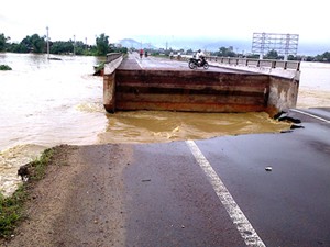 Bình Định: Hàng trăm người lên nóc nhà kêu cứu vì lũ lên cao