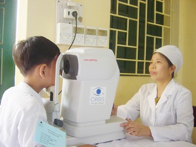 Kiểm tra tật khúc xạ cho học sinh