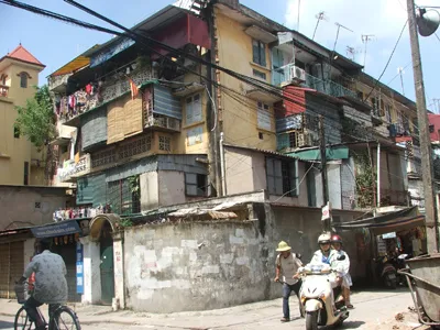 Việc cải tạo khu tập thể Văn Chương 10 năm dậm chân tại chỗ. Ảnh: M.T
