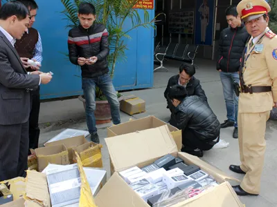 Cơ quan chức năng kiểm đếm lô linh kiện không rõ nguồn gốc trên xe của Vương Duy Thành