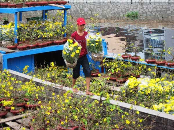 Thuyền hoa rực rỡ trên sông ở Sài Gòn