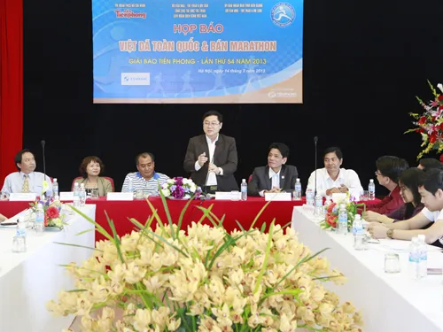 Tổng biên tập báo Tiền Phong, Trưởng BTC giải Việt dã lần thứ 54 Lê Xuân Sơn trả lời các PV tại buổi họp báo. Ảnh Hồng Vĩnh