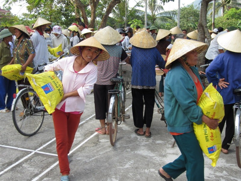 Đạm Phú Mỹ hỗ trợ 2,5 tỷ đồng cho người dân vùng bão