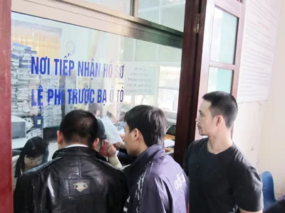 Dân nhộn nhịp sang tên, xe cũ đắt hàng