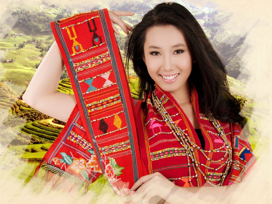 Thúy Ngân giới thiệu thổ cẩm tại Hoa hậu du lịch quốc tế