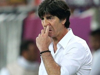 HLV Joachim Loew cậy gỉ mũi trong trận Đức thắng Bồ