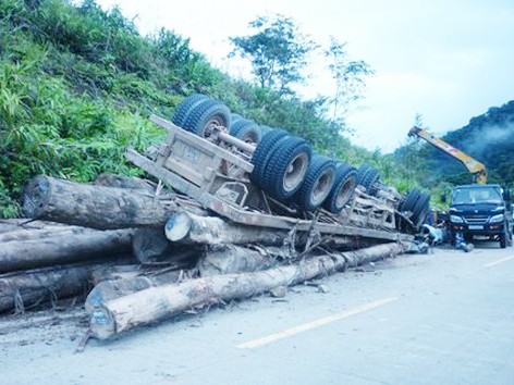 Lật xe trên đèo Lò Xo