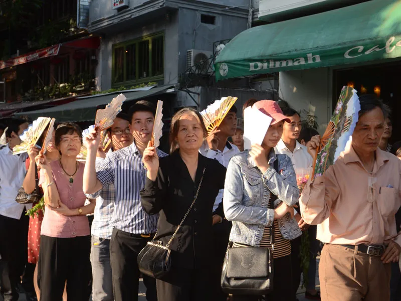 Xếp hàng, đội nắng vào viếng Đại tướng