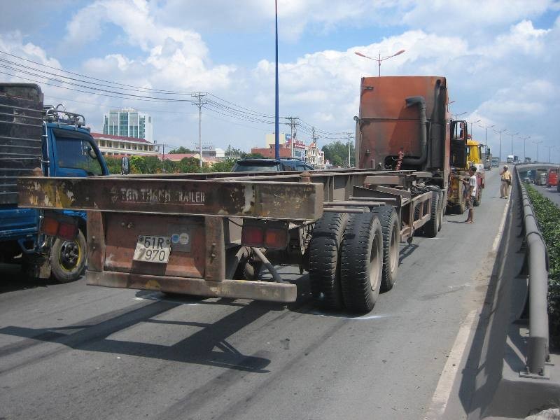 Nam thanh niên lao vào xe đầu kéo tự tử