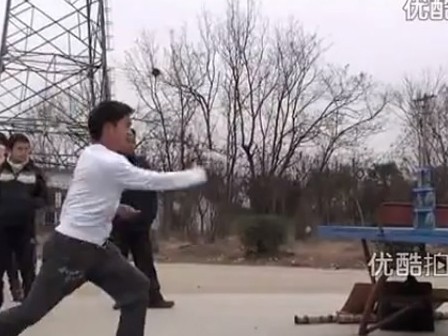 Chàng trai phóng lá bài cắt đứt lon nước