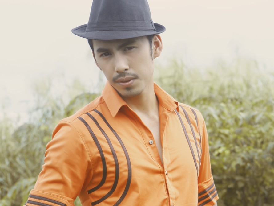 Duy Nhân làm điệu với màu nổi