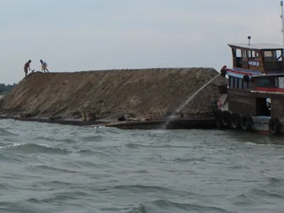 Bí thư huyện điều hành 8 'sân sau' khai thác cát trái phép