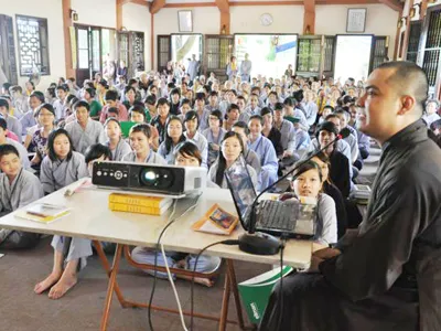 Các bạn trẻ Hà Nội tại khóa tu báo hiếu mùa Vu Lan. Ảnh: chuabang.com