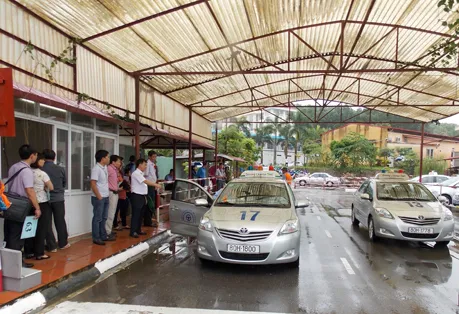 Thi lấy bằng lái xe mới: Thí sinh “sát hạch” giám khảo