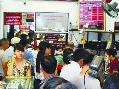 Mở sàn giao dịch vàng do Nhà nước quản lý, vừa thu được thuế, vừa điều tiết được cung - cầu (ảnh chụp cảnh dân chen nhau mua - bán vàng ngày 9-8). Ảnh: Minh Đức