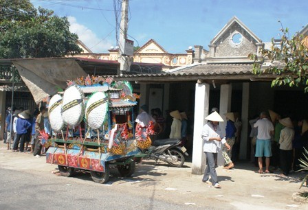 Mang quan tài tới nhà hung thủ đòi đền mạng