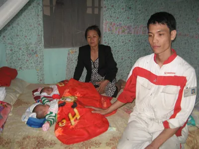 Cặp trẻ sơ sinh mồ côi mẹ