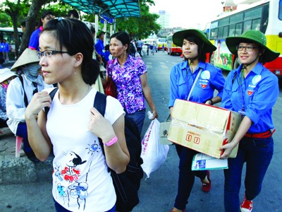 Sĩ tử lên thành phố được sinh viên tình nguyện Thủ đô nhiệt tình giúp đỡ. Ảnh: Ngọc Châu