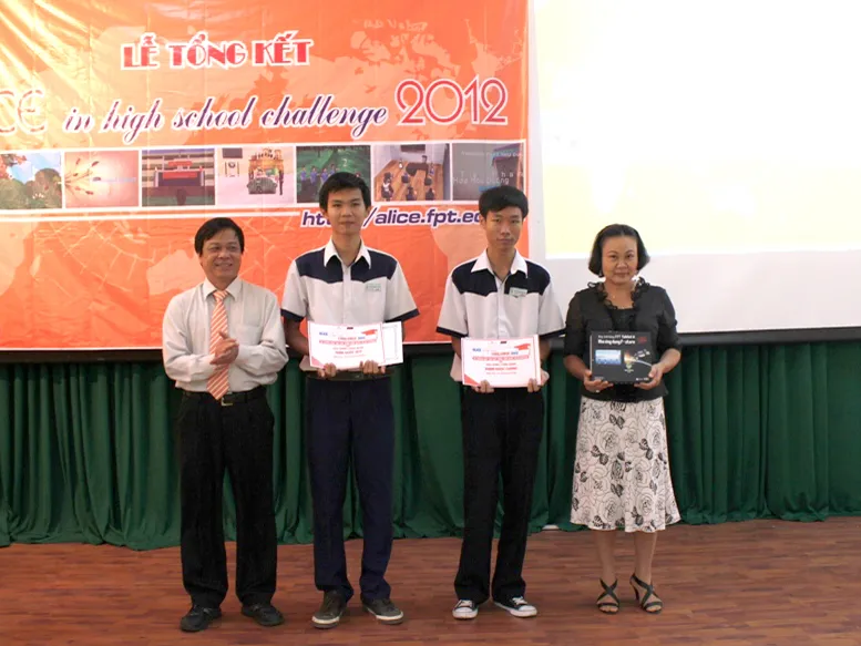 Học sinh THPT thi đấu lập trình với phần mềm Alice