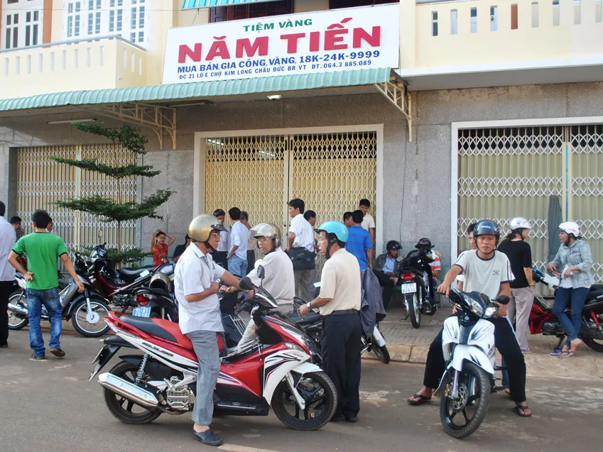 Đập tủ, cướp vàng giữa trung tâm thành phố