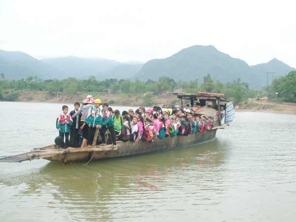 Chen chúc trên đò ngang Nam Phong