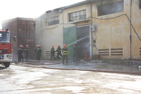 'Bà hỏa' thiêu rụi hai kho hàng