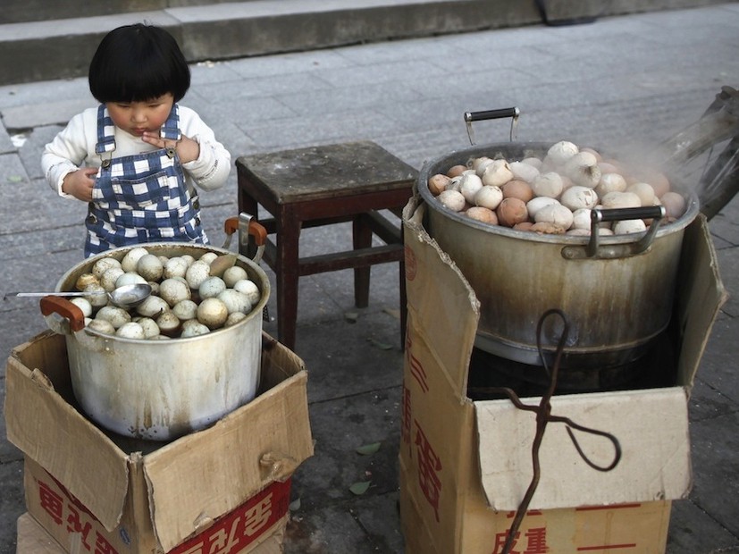 Trứng gà luộc bằng… 'nước tiểu còn trinh'