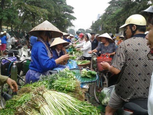 Người Hà Nội đổ xô mua hàng tích trữ chống bão