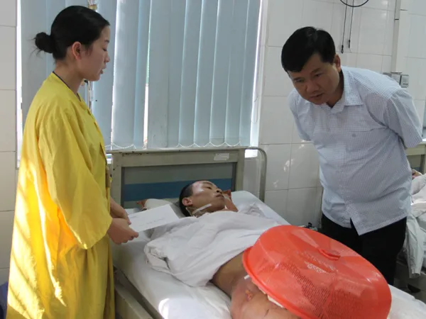 Thăm nạn nhân bi tai nạn giao thông hỏng mất 2 chân, hiện các bác sỹ đang cố gắng cứu chữa 1 chân còn lại.