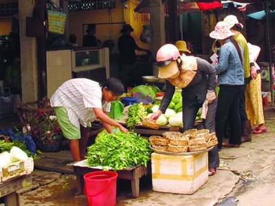 Giá cả tăng cao, người tiêu dùng đành thắt lưng buộc bụng