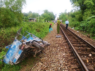 Cố vượt đường sắt, xe ba bánh bị tông nát