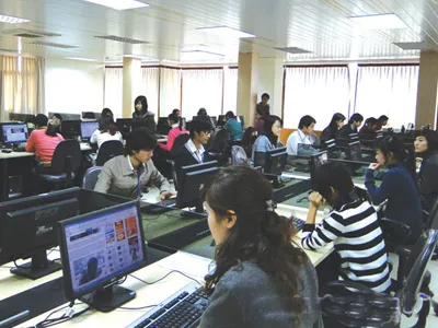 Ngồi cầu may chờ thí sinh nhập học