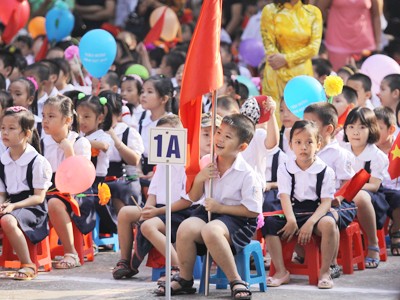 Niềm vui đầu năm học mới của các em học sinh đã ít nhiều bị ảnh hưởng bởi “cơn bão” lạm thu Ảnh: P.N