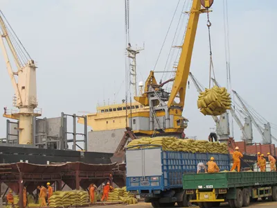 Hiện tàu trọng tải đến 2.000 tấn có thể vào thẳng cảng Hải Phòng, vì luồng vào cảng mới được nạo vét độ sâu chuẩn 7,2 m