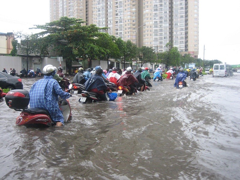 Nhiều tuyến đường ngập sâu trong nước