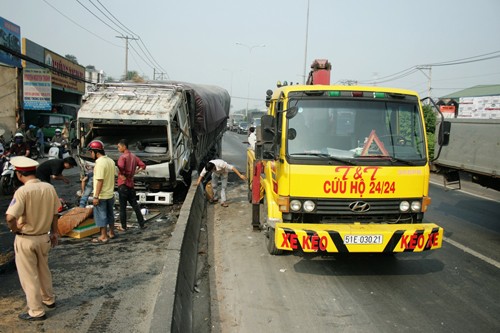 Xe tải nổ bánh, đâm tung dải phân cách