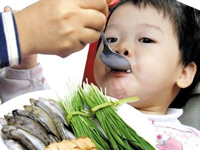 Rau hẹ, cá bống trị ho cho trẻ