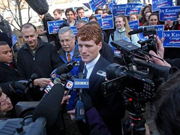 Joseph Kennedy III, trong cuộc gặp gỡ những người ủng hộ và giới truyền thông ở Newton, bang Massachusetts (Mỹ).