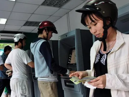 Trước giờ thu phí rút tiền từ ATM