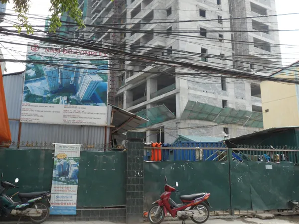 Rơi từ tầng ba, hai thanh niên thương vong