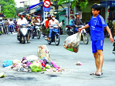 Vứt rác trên đường sẽ bị phạt một triệu đồng