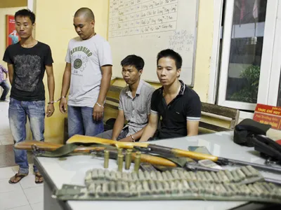 Bốn thanh niên bị bắt giữ cùng hai khẩu súng săn và 40 viên đạn hoa cải