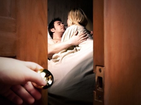 Khi bạn trai dẫn gái lạ về phòng