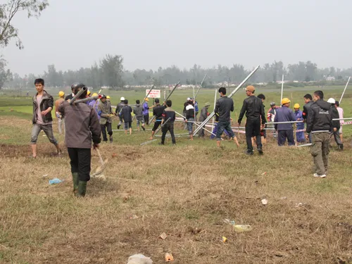 Hàng trăm người xô xát công an, cản trở thi công