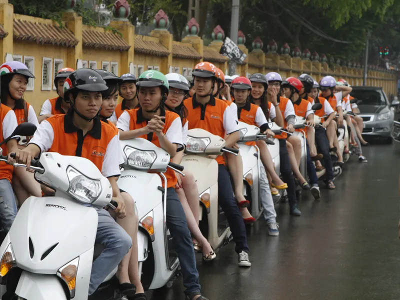 Cổ động chiến dịch đổi lấy mũ bảo hiểm đạt chuẩn
